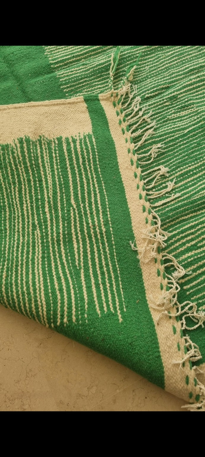 Tapis kilim marocain vert & écru – 300×200 cm – Pièce unique