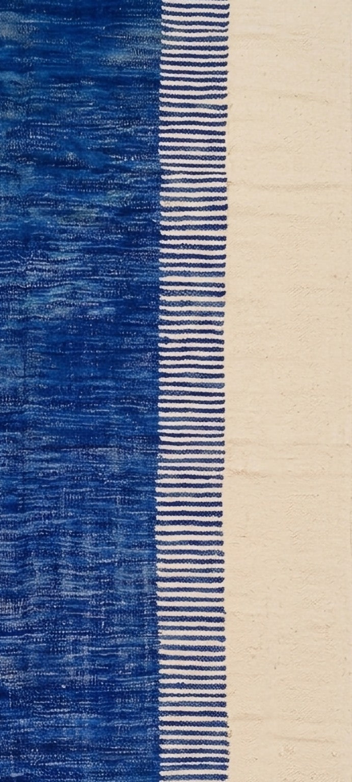 Tapis kilim marocain bleu Majorelle & écru – 300 × 198 cm – Pièce unique