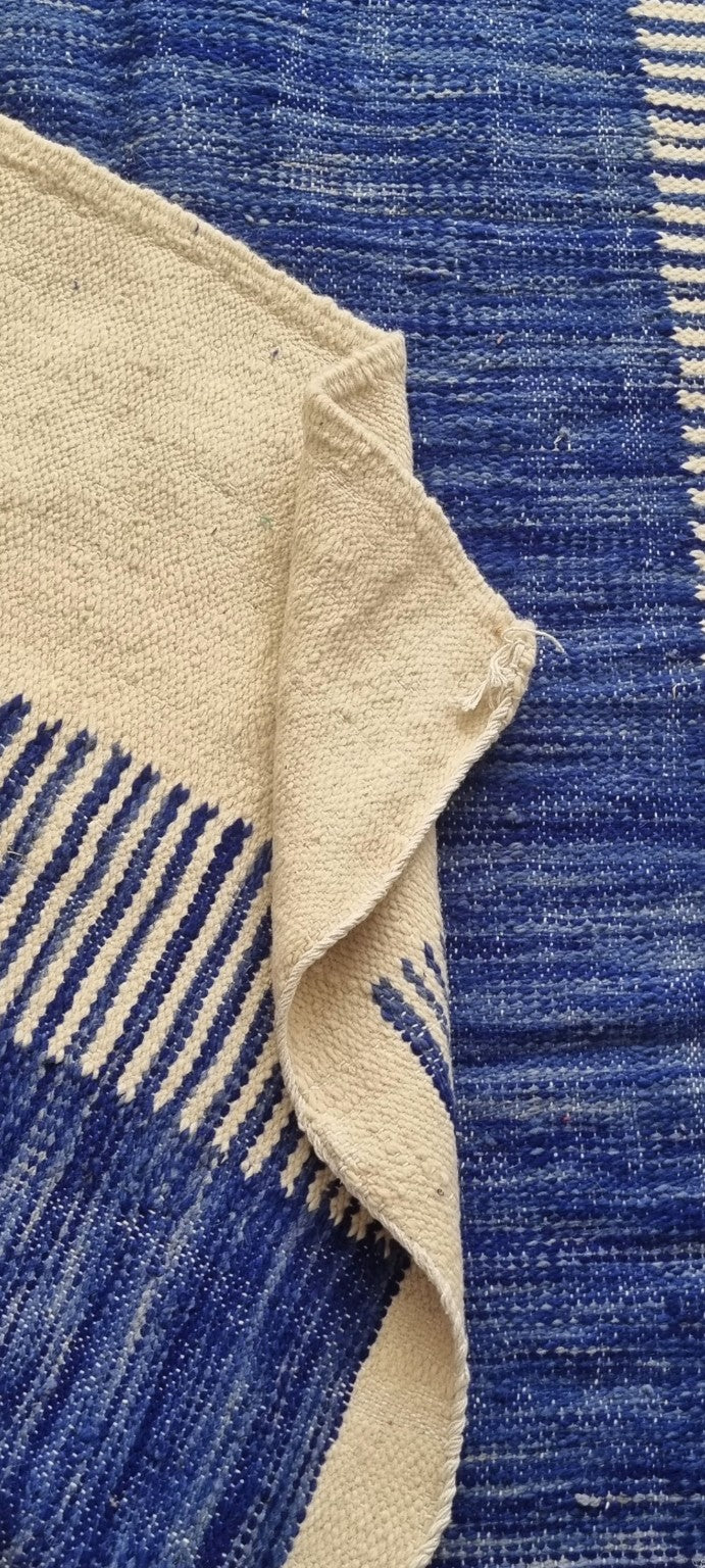 Tapis kilim marocain bleu Majorelle & écru – 300 × 198 cm – Pièce unique