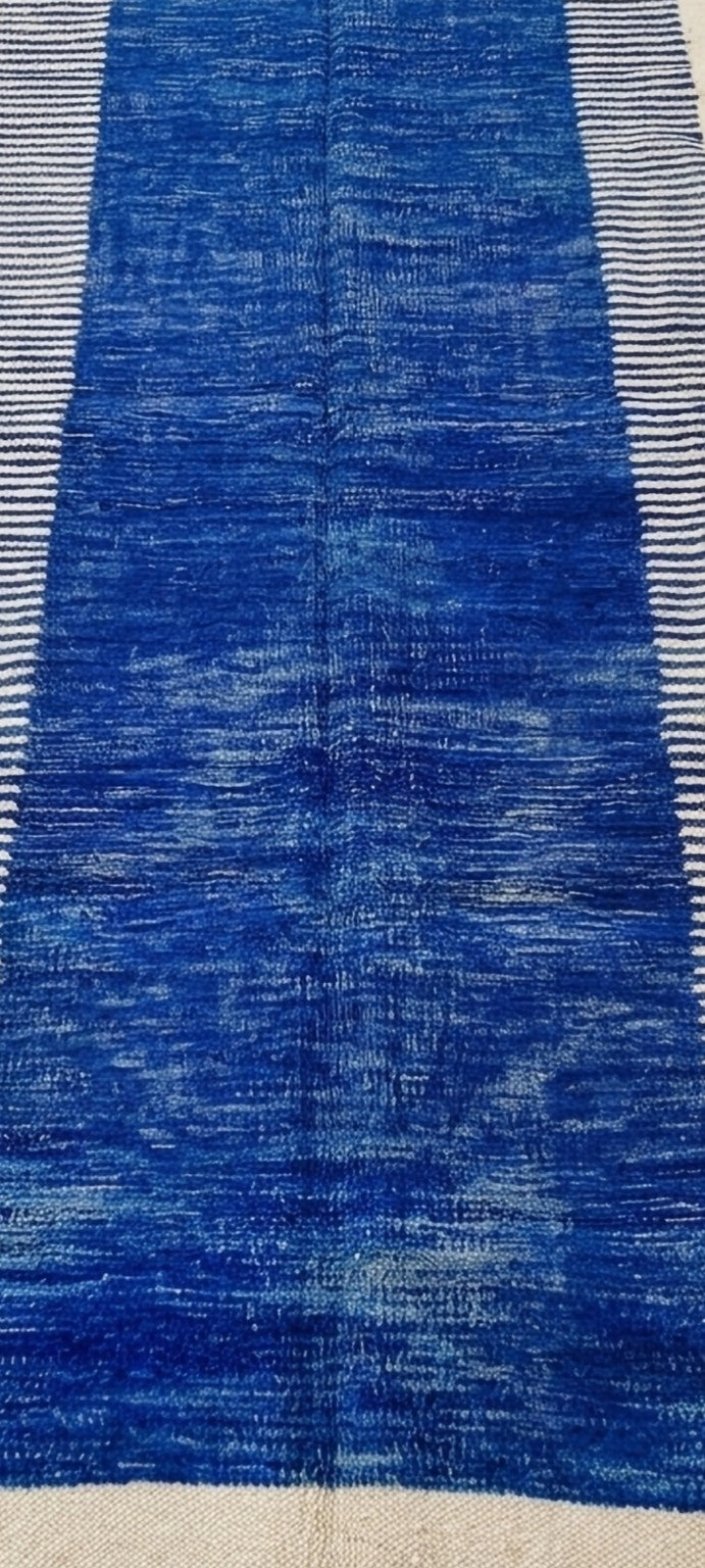 Tapis kilim marocain bleu Majorelle & écru – 300 × 198 cm – Pièce unique
