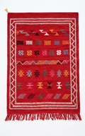 Tapis kilim rouge brodé – Multicolore 140×95 cm – Pièce unique