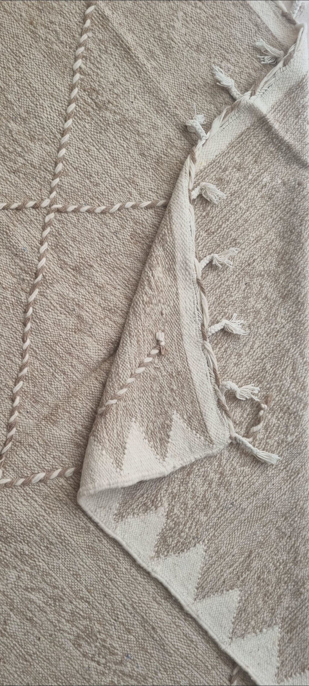Tapis Zanafi marocain taupe & écru – 250×140 cm – Pièce unique