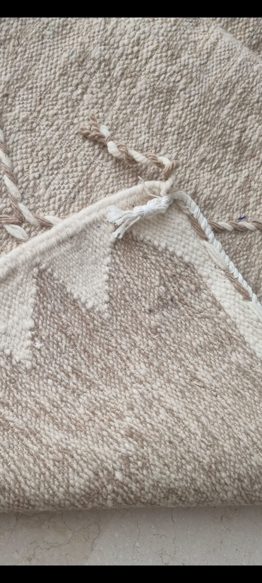 Tapis Zanafi marocain taupe & écru – 250×140 cm – Pièce unique