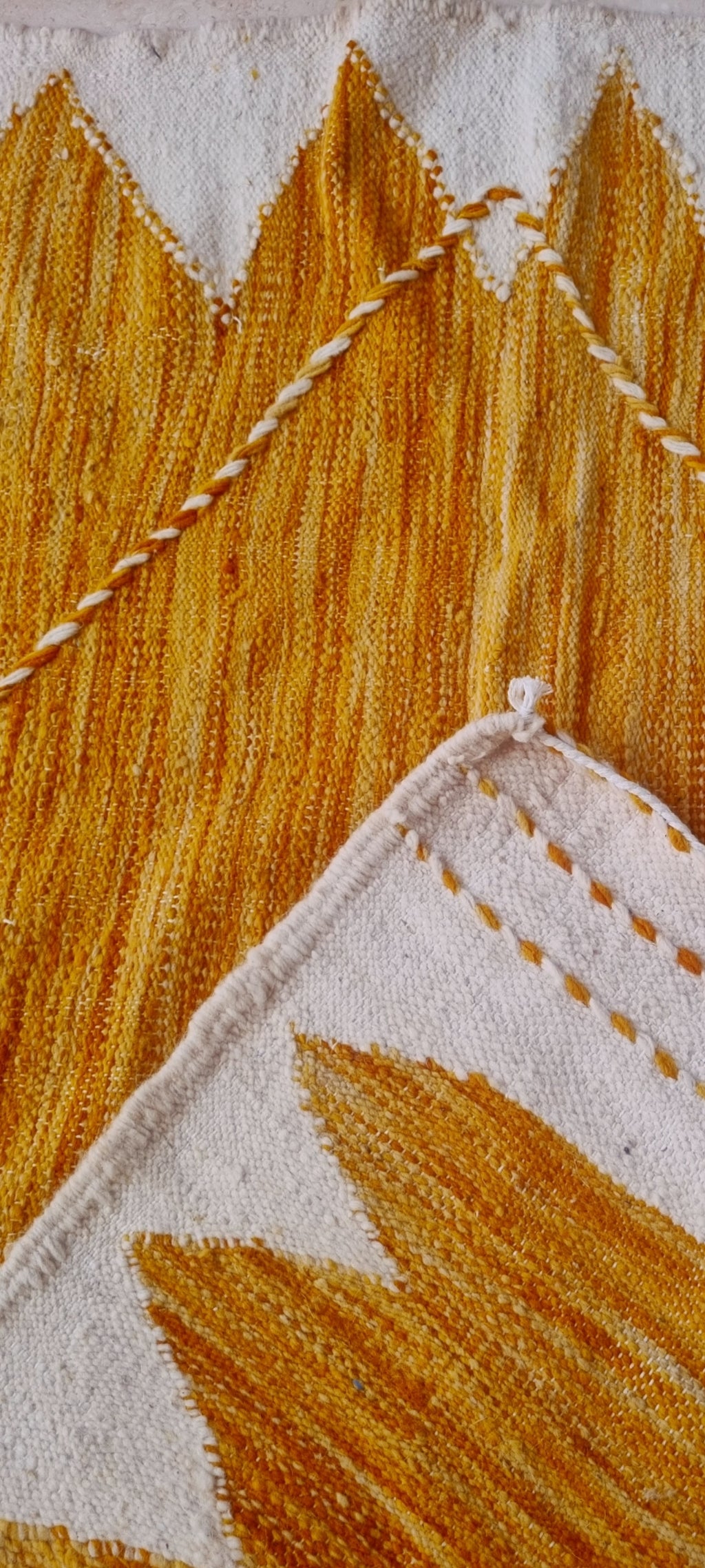 Tapis Zanafi moutarde – Motifs géométriques 200×315 cm – 100 % laine – Pièce unique