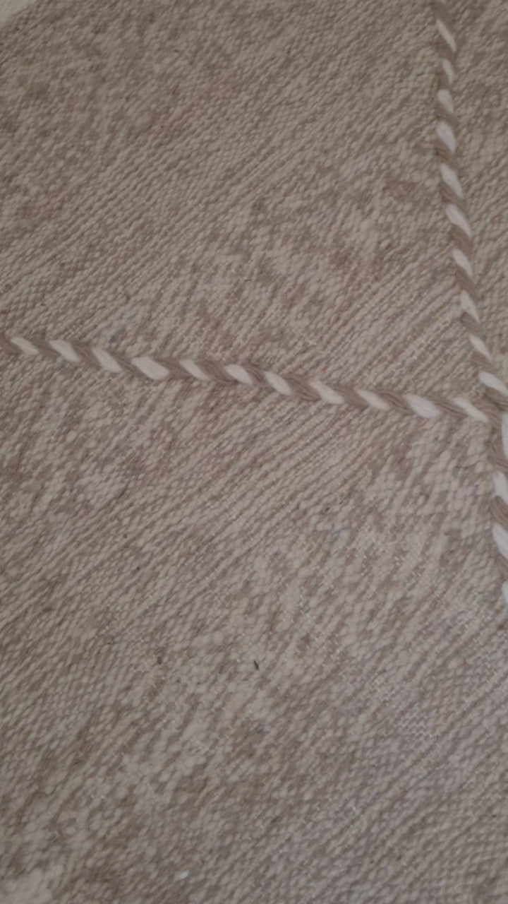 Tapis Zanafi marocain taupe & écru – 250×140 cm – Pièce unique